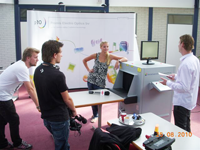 PEO Radiation Technology geeft BNN Abroad demonstratie van de Astrophysics XIS-5335 bagagescanner